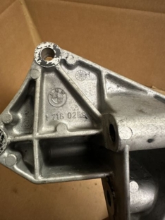Lagerbock Servopumpe M20 320i 325i 1716025
